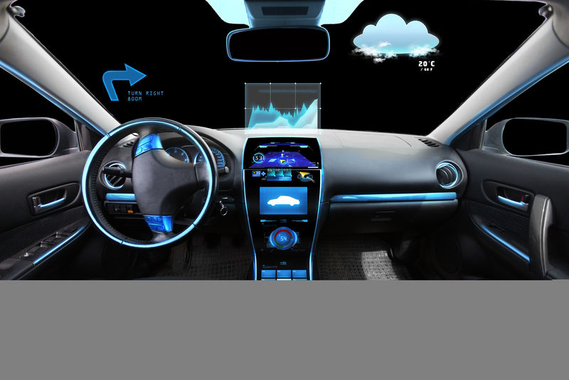 交通、目的地和现代技术概念-汽车沙龙-仪表盘上有导航系统-挡风玻璃上有气象传感器