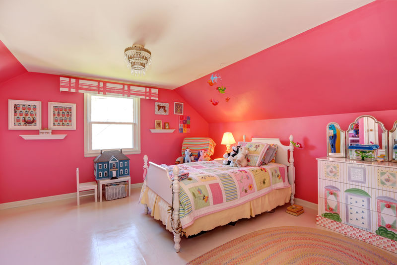 漂亮的女孩房间-明亮的粉红色-有木雕床和玩具