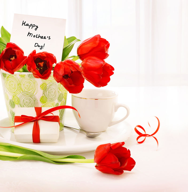 美丽的郁金香花盆-桌上有礼品盒-桌上有一杯茶-妈妈的早餐-快乐的母亲节-早晨的饮料-浪漫的静物-室内装饰-新鲜的红色花朵