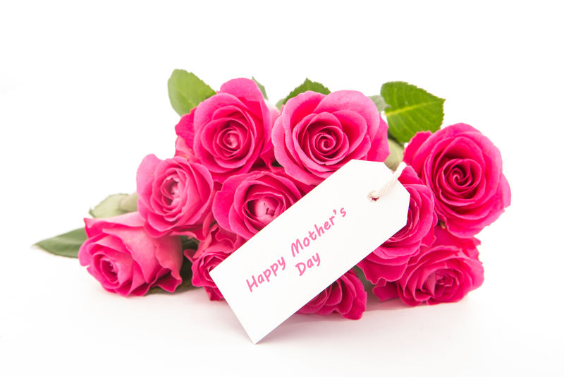 在白色背景下-一束粉红色的玫瑰和一张快乐的母亲贺卡
