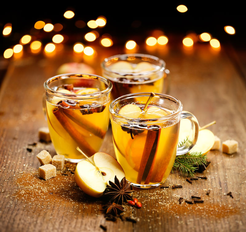 加入香料和柑橘的搅拌苹果酒-一款美味又温暖的热饮-适合秋冬夜晚饮用