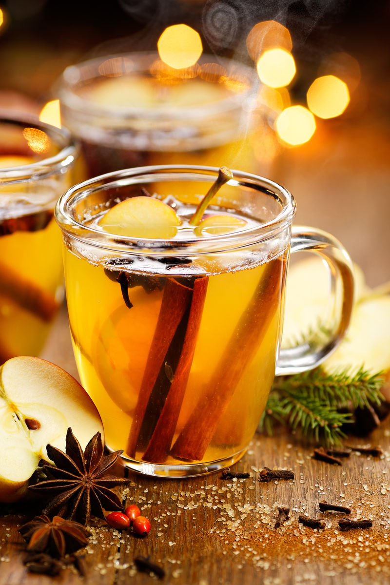 加香香料和柑橘类水果的搅拌苹果酒-适合秋冬夜晚的热饮