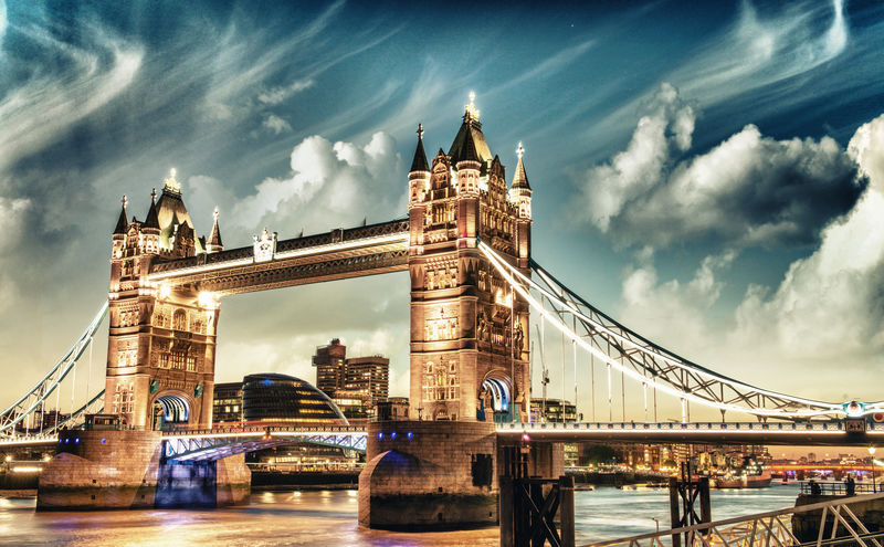 伦敦-美丽的夜晚-塔桥的雄伟