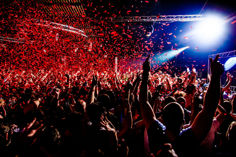 夜店派对-手在空中-带着红色纸屑的俱乐部