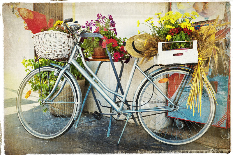 带自行车和鲜花的复古卡