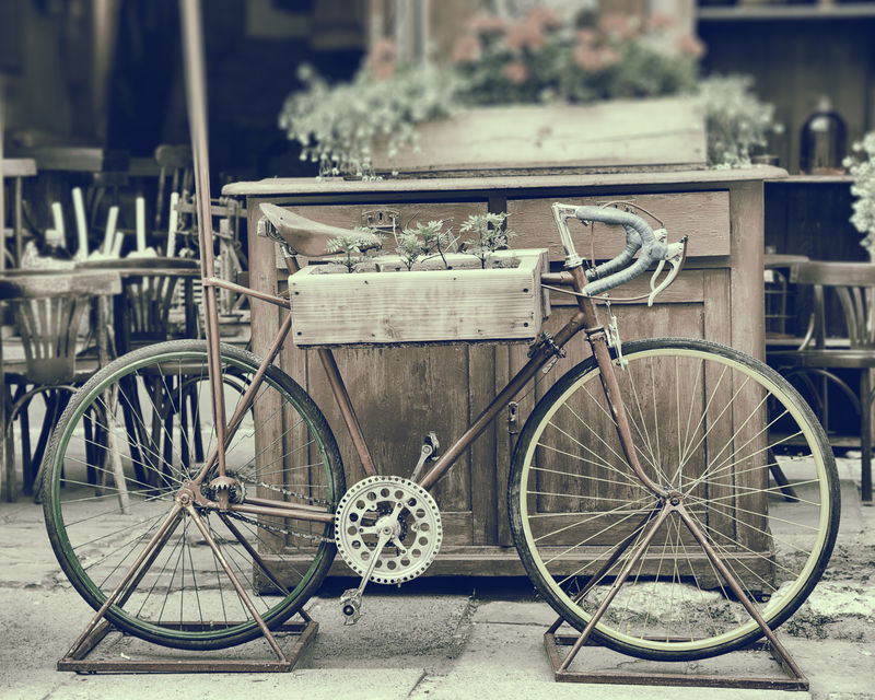 旧自行车携带鲜花的复古风格照片