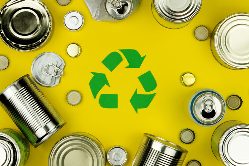 绿色回收再利用标志符号-金属铝罐、盖子、黄色背景的罐子-生态生态环境垃圾回收理念