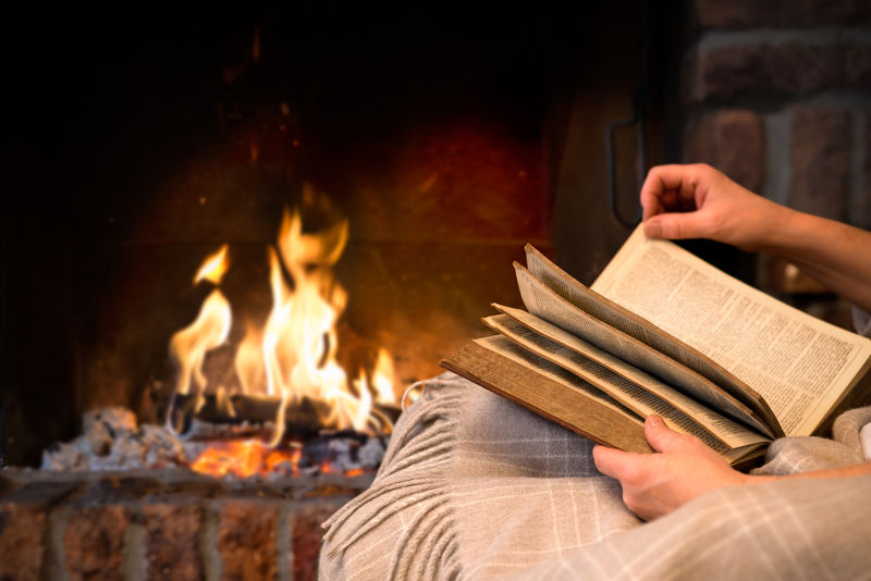 女人在壁炉边看书