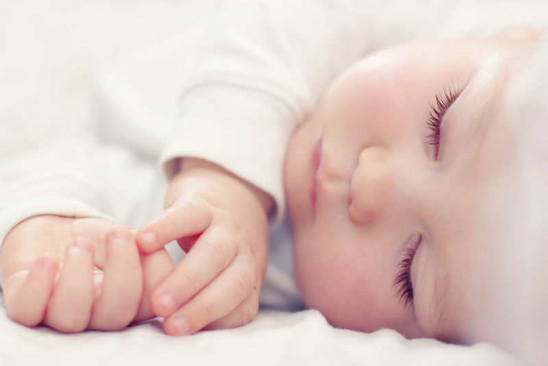 一个美丽的沉睡婴儿的特写肖像