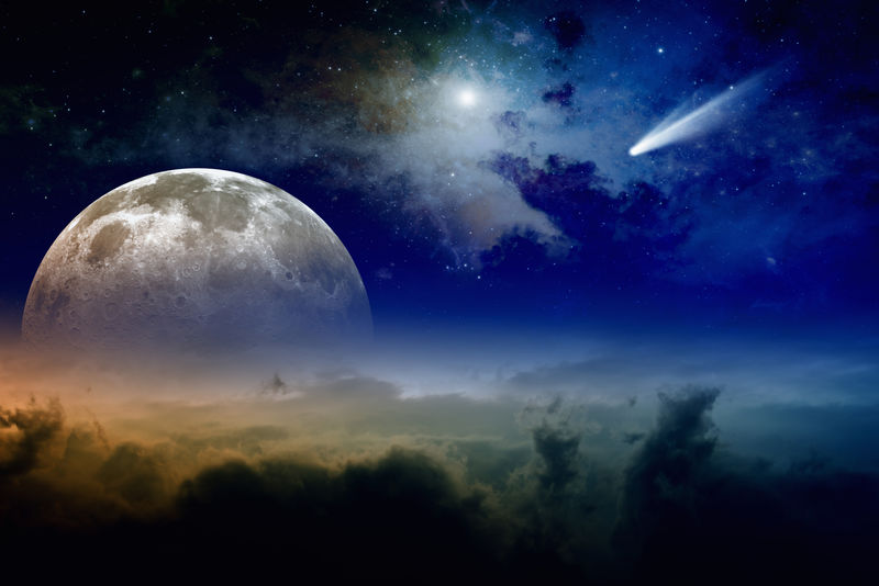 发光的云-满月升起-星星和彗星在深蓝色的天空-NASA NASA.gov提供的图像元素