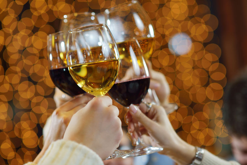 庆祝-手拿着香槟和葡萄酒的杯子干杯