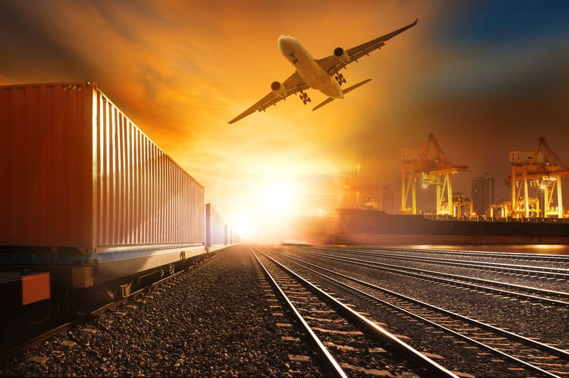 工业集装箱列车在铁路轨道上运行-商业船舶在港口货运飞机上飞行-用于陆上和船舶运输-物流业务