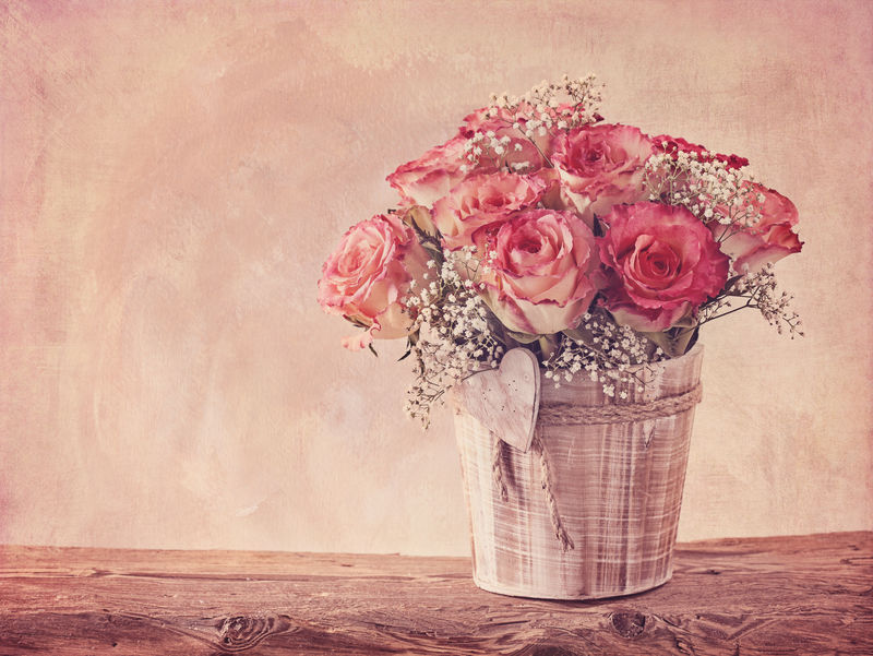 粉红色的玫瑰在木台