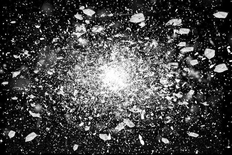 白色粉末爆炸的冻结运动-孤立在黑色、黑色背景上-白尘云的抽象设计-粒子爆炸屏幕保护程序-墙纸-行星创造概念