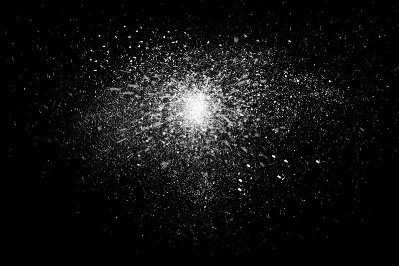 白色粉末爆炸的冻结运动-孤立在黑色、黑色背景上-白尘云的抽象设计-粒子爆炸屏幕保护程序-带复制空间的墙纸-行星创造概念