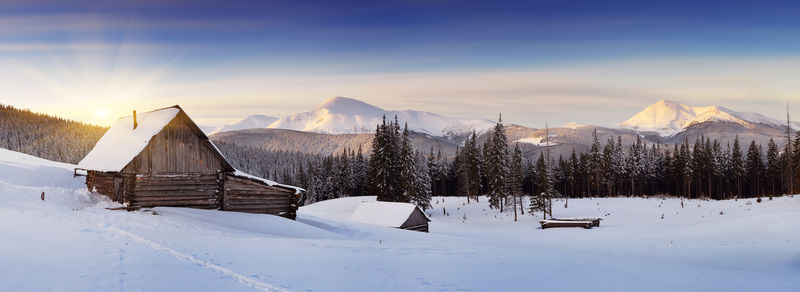 冬季山脉的全景和牧羊人的房屋-喀尔巴阡山脉、乌克兰、欧洲