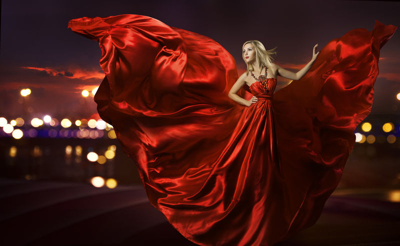 身穿丝绸裙跳舞的女人-艺术的红色风衣-飘扬的织物-夜市路灯