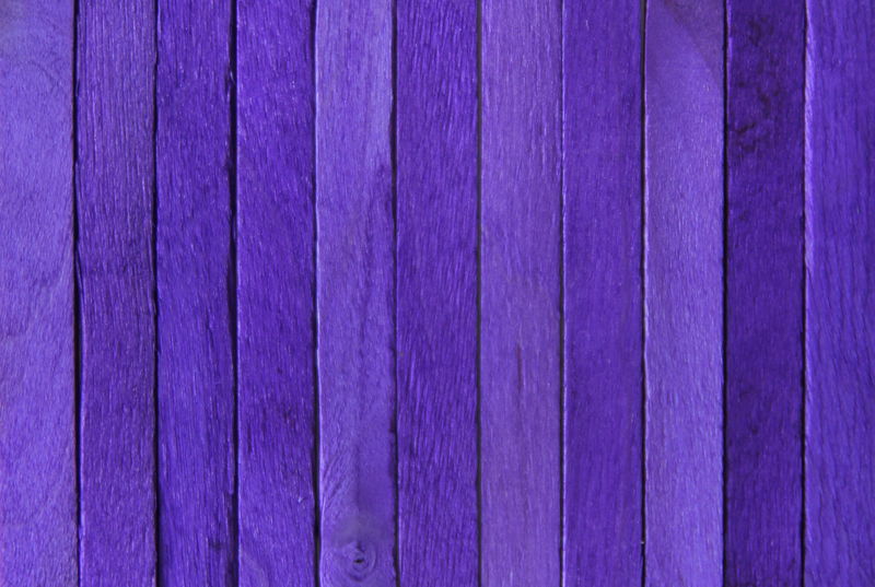 紫色木质背景。