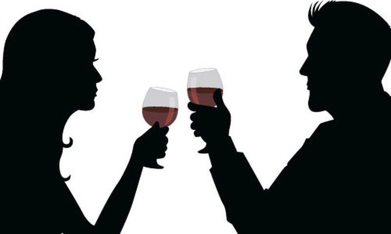 一男一女喝一杯酒的剪影图