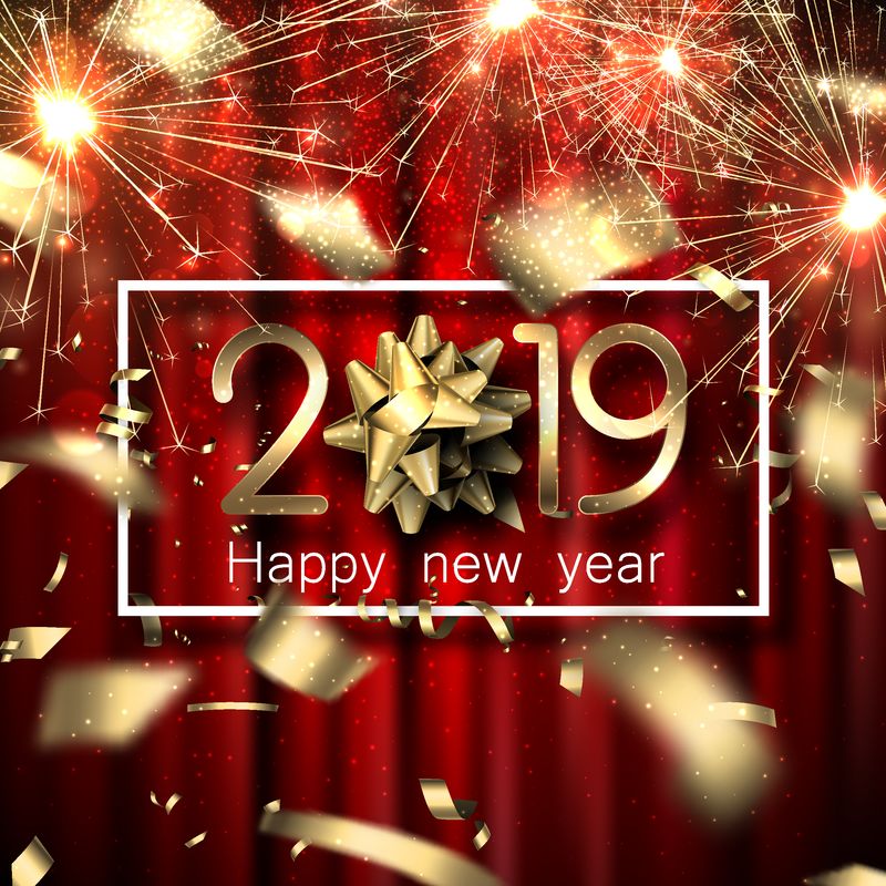 2019年新年快乐卡片-红色缎面织物背景上有闪光、金色蝴蝶结和模糊的五彩纸屑-矢量背景