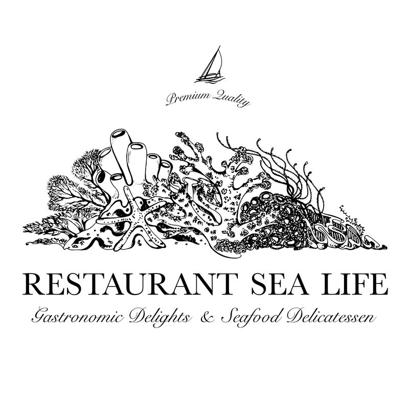 海鲜餐厅和海鲜菜单标识-标志与珊瑚礁和不死水植物群。珊瑚、息肉、海藻和深水植物。矢量图解