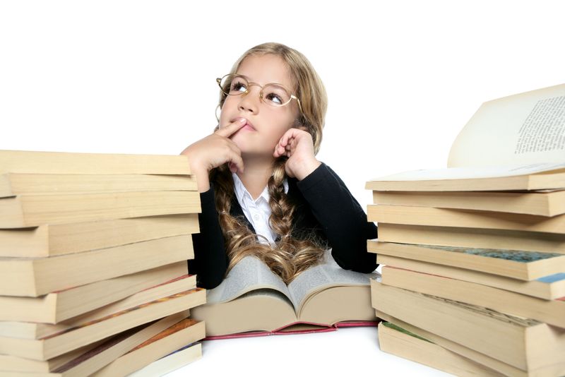 思维敏捷的学生金发编织的女孩戴着眼镜微笑着叠放在白色背景上的书