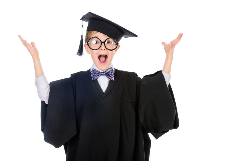 一个穿着毕业服的惊讶的学生男孩的肖像-教育理念-白底隔离