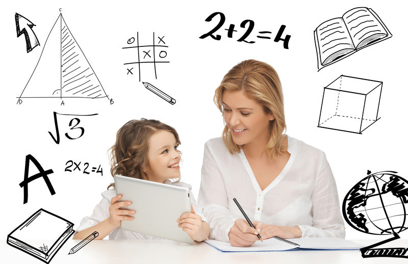女孩和妈妈用平板电脑做家庭作业