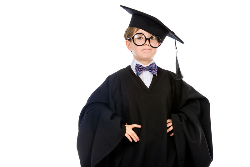 一个穿着毕业服的聪明学生的肖像-教育理念-白底隔离