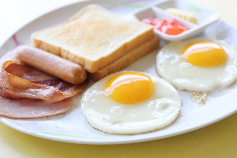 火腿、煎蛋和面包早餐