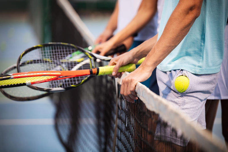 让快乐的人们一起打网球。体育概念