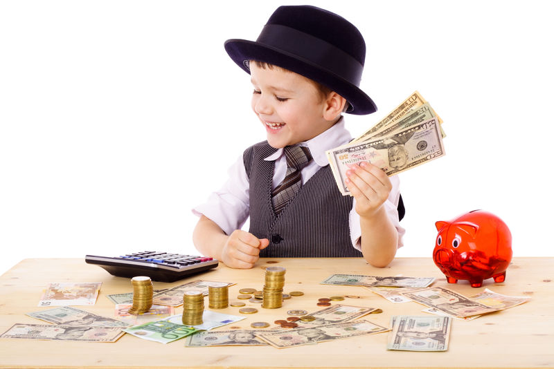 戴黑帽子-系领带的小男孩在桌边数钱-被隔离在白色