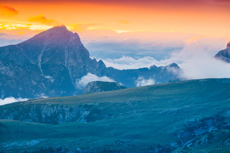 在拉瓦雷多国家公园的塞科费尔山脉-五彩缤纷的日出-白云石-南蒂罗尔-地点：意大利奥隆佐-欧洲