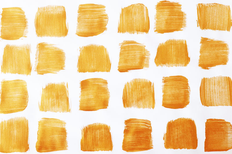 矢量集的金色油漆涂片-金色画笔笔划隔离在白色背景上