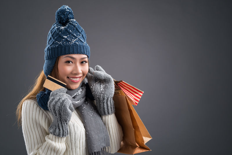 一个可爱的购物狂在冬季购物时的复制肖像