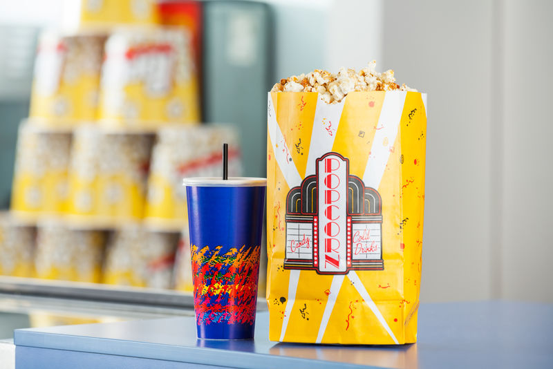 电影院特许柜台的爆米花纸袋和冷饮