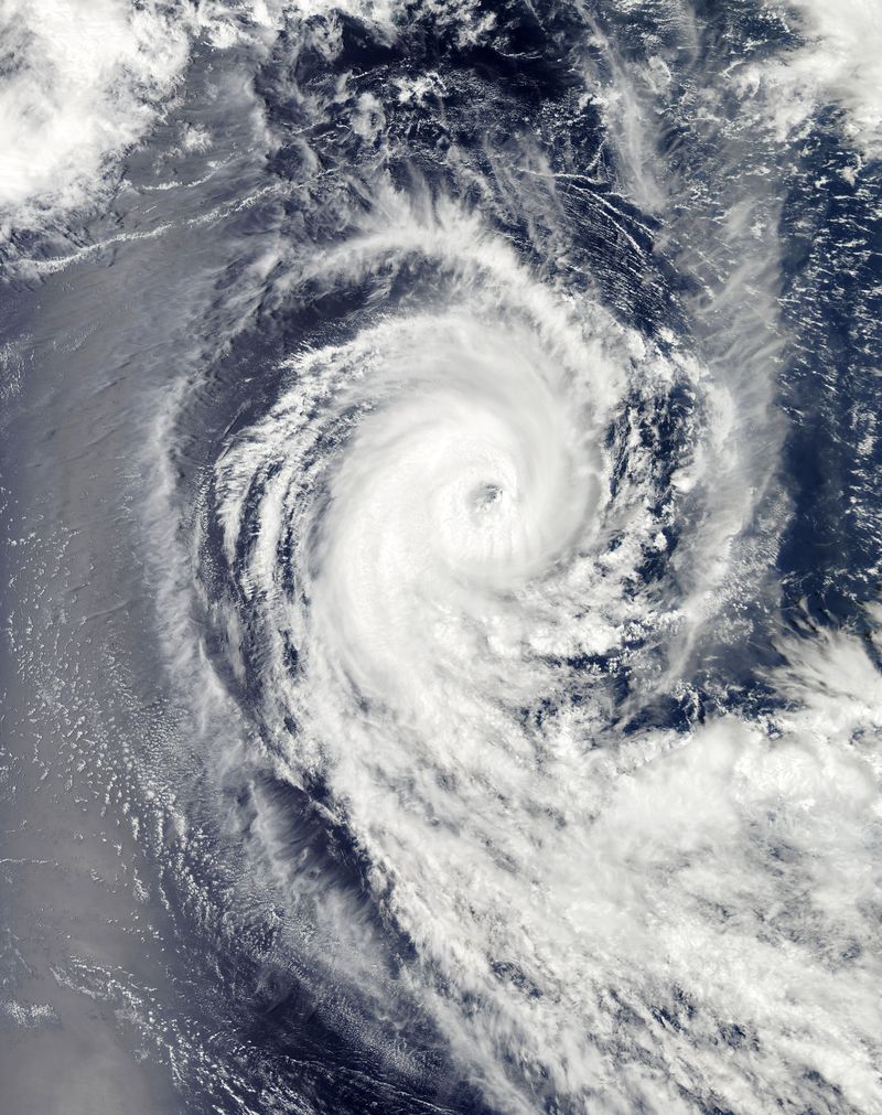 西太平洋的台风“兰”-这张图片的元素由美国宇航局提供
