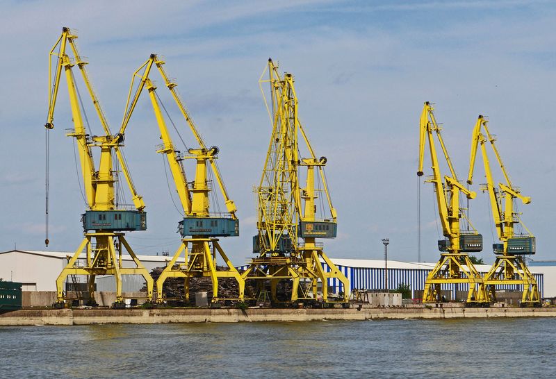 保加利亚波加斯港的重型起重机用于卸货-附近是客运码头
