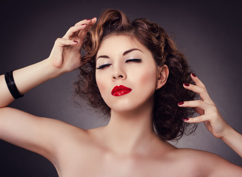 时装模特女孩肖像-红色性感的嘴唇和指甲特写-修指甲和化妆-化妆概念-美女脸