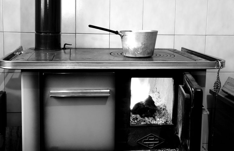 古宅厨房的烧木老灶