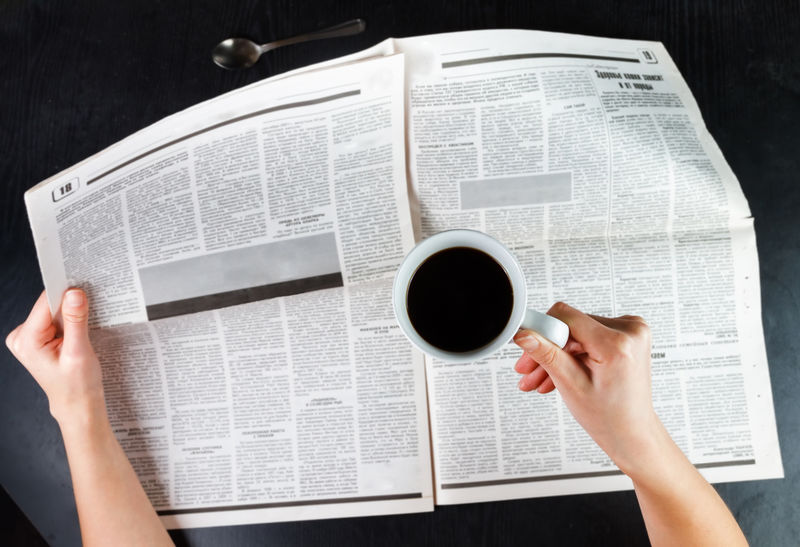 喝咖啡看报纸
