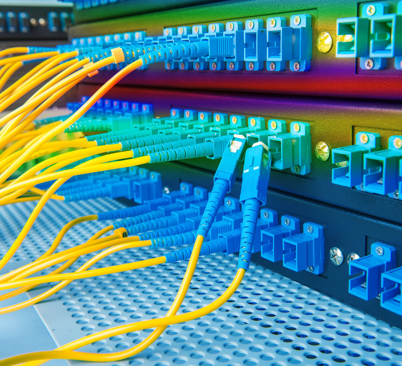 网络集线器和补丁电缆-连接到数据中心服务器的光缆