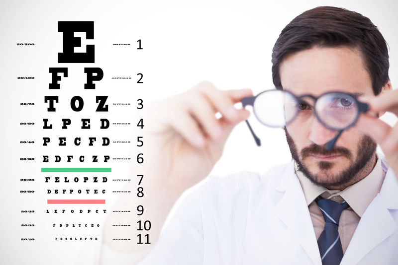 医生穿着实验服-透过眼镜进行视力检查