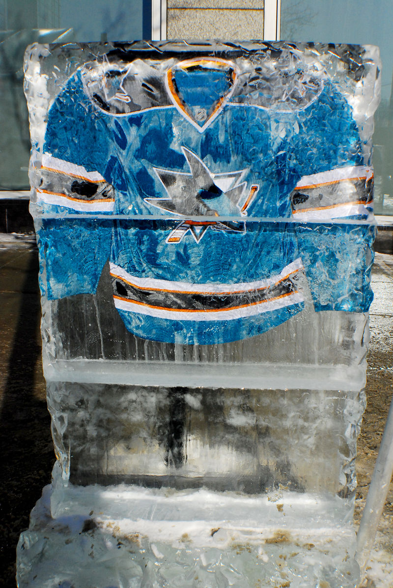 加拿大蒙特利尔1月24日：圣何塞鲨鱼队球衣在一个冰块前面的蒙特利尔加拿大人莫尔森中心为57E全明星赛2009年1月24日在加拿大蒙特利尔
