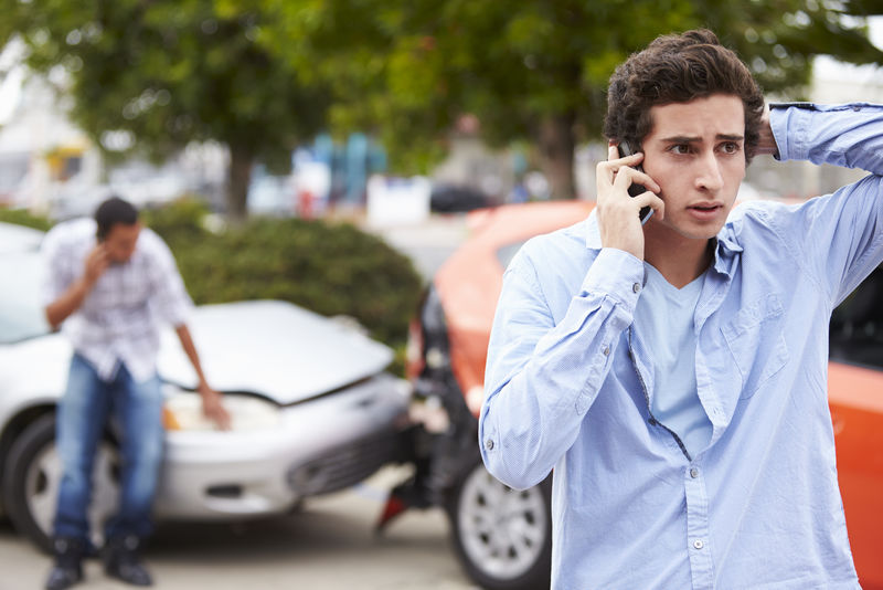 交通事故后打电话的青少年司机