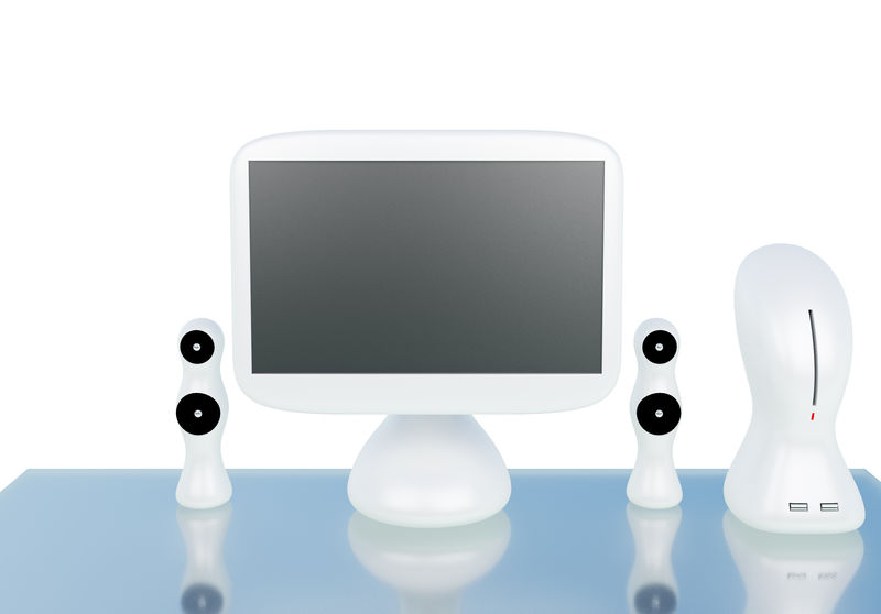 现代的，未来的计算机，液晶显示器和扬声器在玻璃桌上，白色隔离
