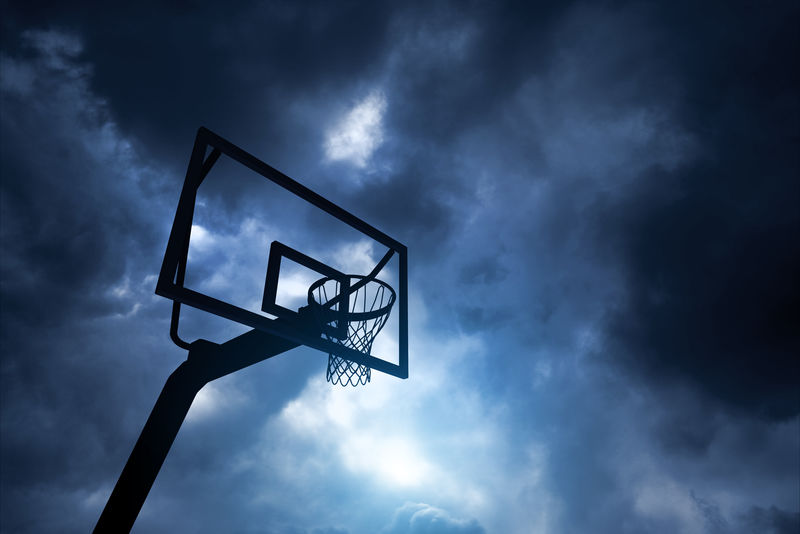 篮球圈和天空。白队。