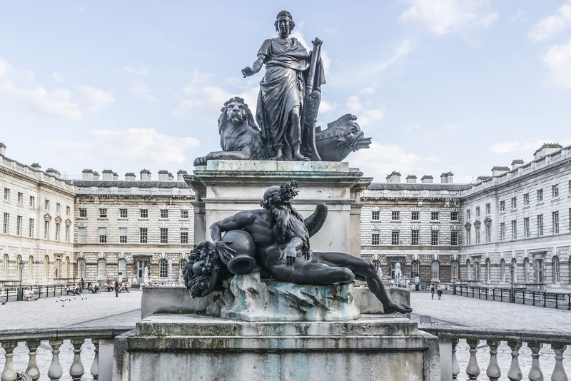 乔治三世与河神雕像（1789）-萨默塞特之家——位于伦敦市中心的新古典大型建筑（威廉·钱伯斯爵士设计-1776年）-萨默塞特之家-伦敦主要文化中心之一