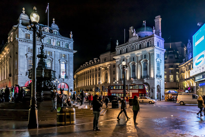 伦敦-3月17日：2013年3月17日-英国伦敦-皮卡迪利马戏团的人员和交通-皮卡迪利广场-伦敦西区著名的公共空间-建于1819年