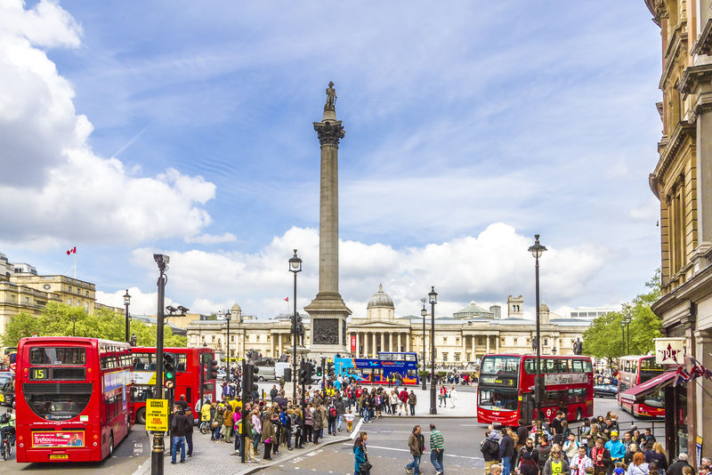 伦敦-5月25日：2013年5月25日伦敦特拉法加广场纳尔逊柱景观-为纪念1805年死于特拉法加战役的海军上将霍雷肖·纳尔逊而建的纪念碑